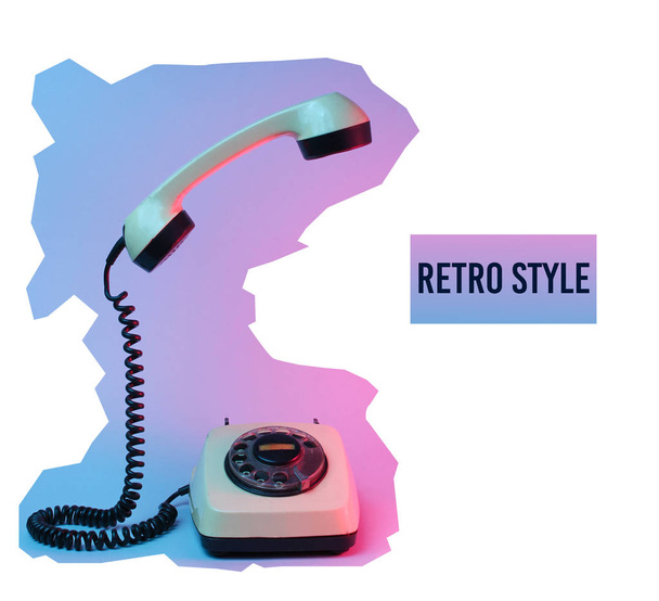 Yükselen telefon kolu ile Retro tarzı döner telefon, neon ışık, 80s, zine, pop art - Fotoğraf, Görsel