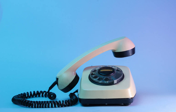 Yükselen telefon saplı eski usul döner telefon, neon ışık, 80 'ler. - Fotoğraf, Görsel
