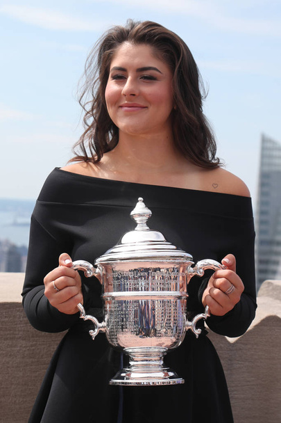 NEW YORK - SEPTEMBER 8, 2019: 2019 US Open champion  Bianca Andreescu of Canada poses with US Open trophy on the Top of the Rock Observation Deck at Rockefeller Center in New York - Valokuva, kuva