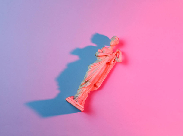 antike Göttin-Figur, Retro-Futurismneon, rosa-blaues Neonlicht. Retro 80er Jahre, Minimalismus - Foto, Bild