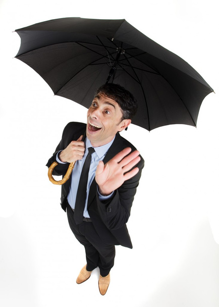 El hombre bajo un paraguas tiene un gran avance
 - Foto, imagen
