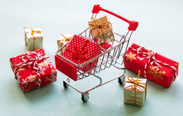 Shopping cart with gift boxes - Φωτογραφία, εικόνα
