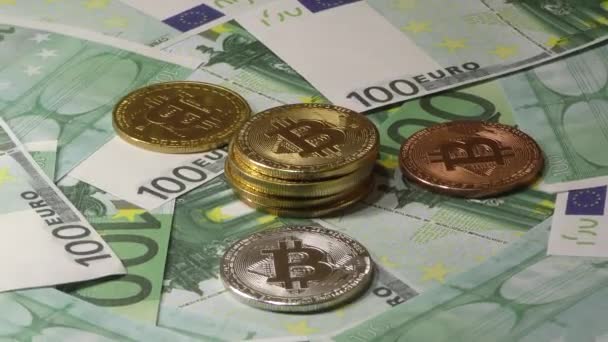 Gouden bit munt BTC munten roteren op biljetten van 100 eurobankbiljetten. Wereldwijd virtueel Internet cryptogeld. - Video