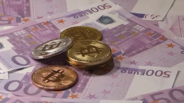 Bitcoin-Btc-Münzen rotieren auf 500-Euro-Scheinen. weltweite virtuelle Internet-Kryptowährung. - Filmmaterial, Video