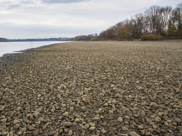 Πέτρες στην κοίτη του ποταμού με χαμηλή παλίρροια. - Φωτογραφία, εικόνα