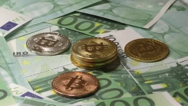 Btc-Goldmünzen rotieren auf Scheinen von 100-Euro-Scheinen. weltweite virtuelle Internet-Kryptowährung. - Filmmaterial, Video