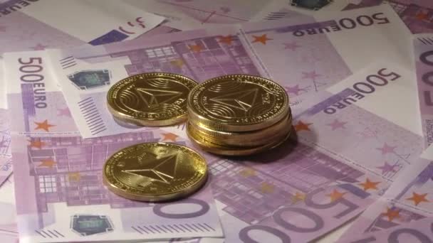 Moneda de oro Tron Monedas TRX que giran sobre billetes de 500 euros. criptomoneda de Internet virtual mundial
. - Imágenes, Vídeo