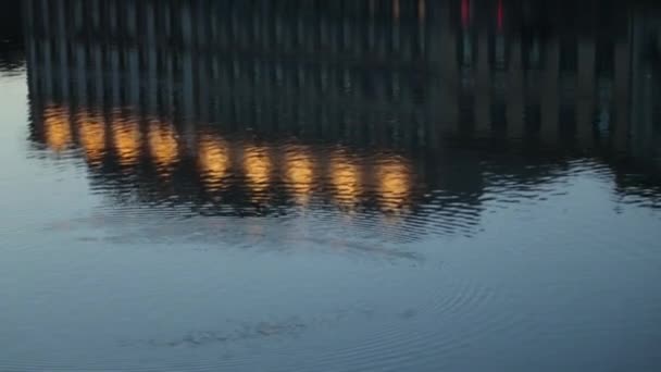  atrakcji i mostów na rzece we Włoszech. Panorama Florencji ze światłami wieczorami. - Materiał filmowy, wideo