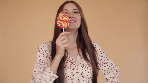 Jong mooi meisje houden grote Lollipop en flirten. - Video