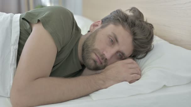 Uyurken Yatakta Baş Ağrısı Olan Genç Adamın Yakın Çekim - Video, Çekim