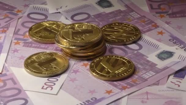 A 500 euro-bankjegyek számláin forgó fényérmék LTC-érmék. Világméretű virtuális internetes cryptocurrency. - Felvétel, videó