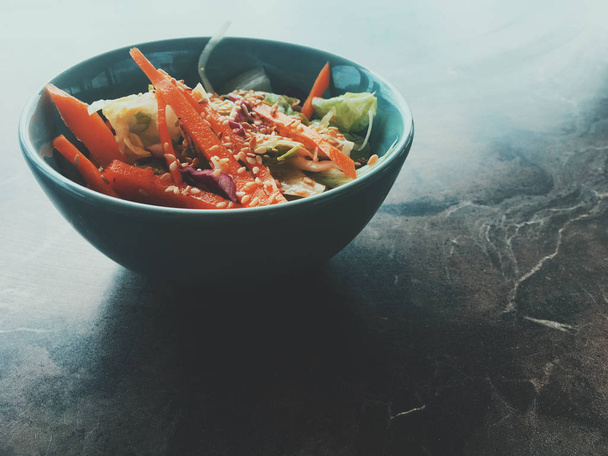 ベジタリアンアジア野菜サラダ、ボウルに入った日本食のサラダ - 写真・画像