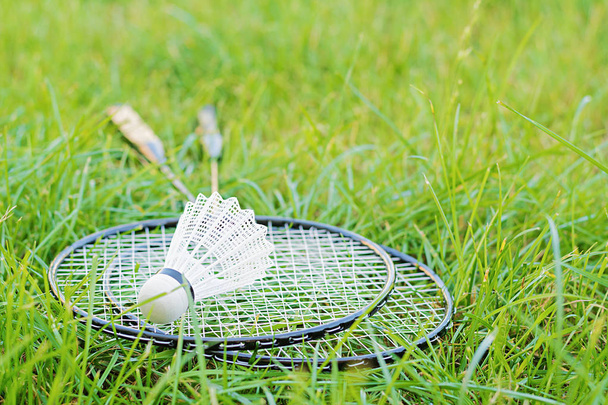 Raketosystémem a rakety badminton na zeleném trávníku - Fotografie, Obrázek