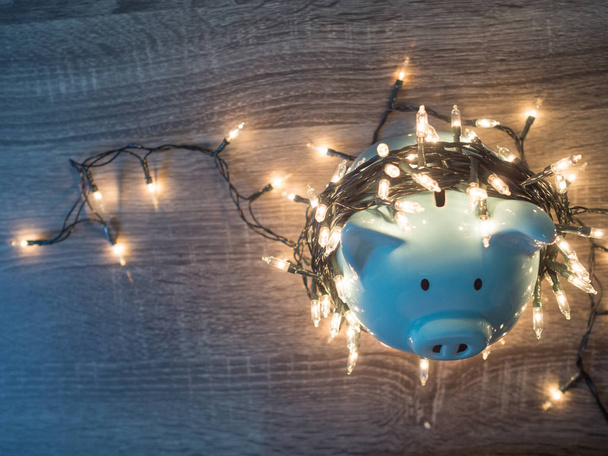 Blue Piggy Bank com luzes do partido, Desfrute de economias para o conceito de feriados
 - Foto, Imagem