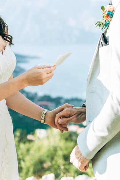 La novia lee el juramento al novio
 - Foto, Imagen