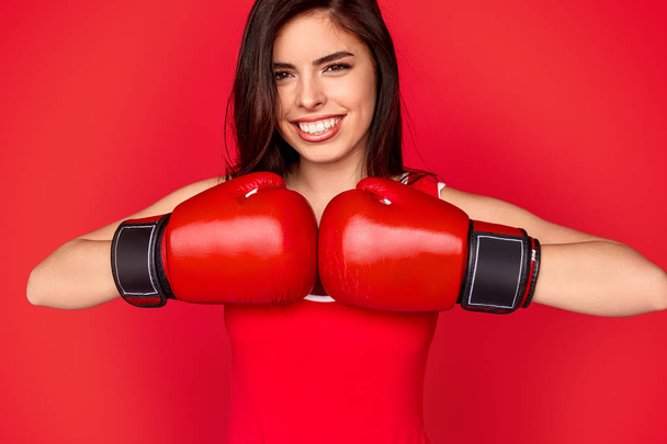 Female boxer smiling for camera - Foto, afbeelding