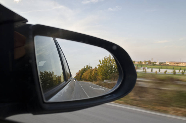 Дивлячись в бічне дзеркало заднього виду під час завантаження трафіку
 - Фото, зображення