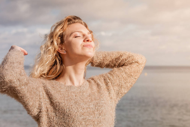 Happy woman outdoor wearing jumper - Foto, Imagem