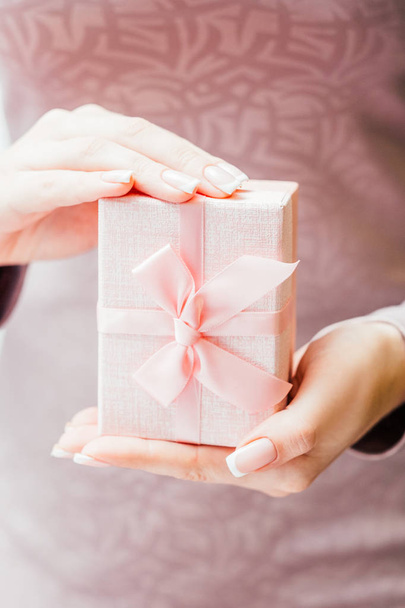 woman special occasion present lady pink gift box - Φωτογραφία, εικόνα