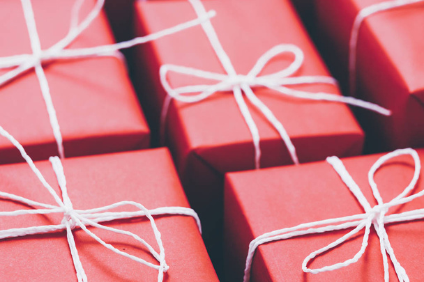 ambachtelijke cadeauwinkel handgemaakte verpakking rode dozen - Foto, afbeelding