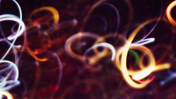 Neonweiße gelbe Lichter verwischen glühende wirbelnde Linien - Foto, Bild