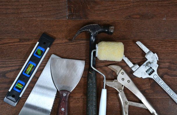 Выбор различных ручных инструментов, молоток, гаечный ключ, уровень
 - Фото, изображение