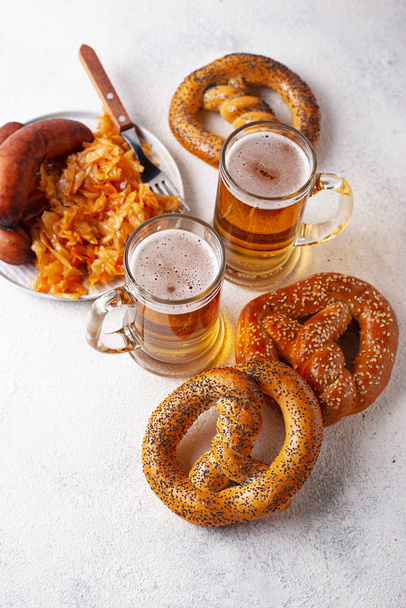 Пиво, крендельки, колбасы и тушеная квашеная капуста
 - Фото, изображение