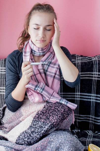 Ψυχρή γρίπη. Γυναίκα με υψηλή θερμοκρασία. Άρρωστο κορίτσι με f - Φωτογραφία, εικόνα