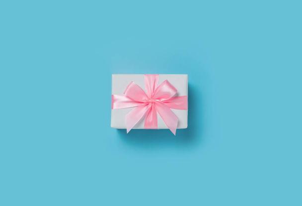 Top näkymä valkoinen lahja laatikko vaaleanpunainen nauha
 - Valokuva, kuva