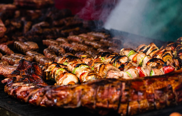 Carne al vapor jugosa en una parrilla de carbón, filetes de cerdo, pollo br
 - Foto, Imagen