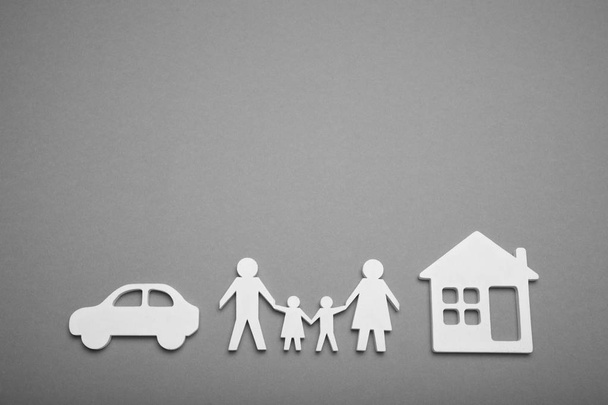 Vie de famille, maison, concept automobile. Protection financière, courtier. Espace de copie pour le texte
. - Photo, image