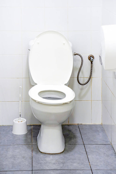 bílá toaleta v koupelně - Fotografie, Obrázek