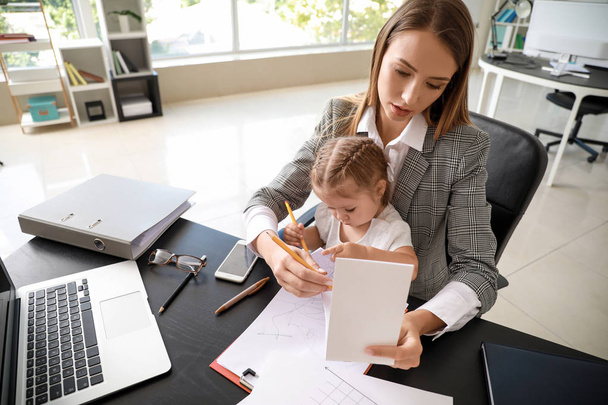 Working mother with her daughter in office - Foto, immagini