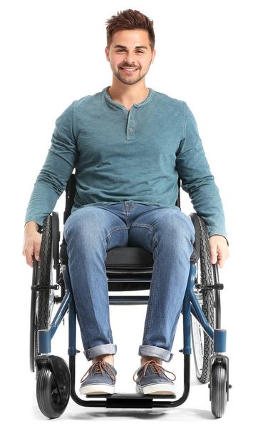 Beyaz arka planda tekerlekli sandalyede yakışıklı adam - Fotoğraf, Görsel
