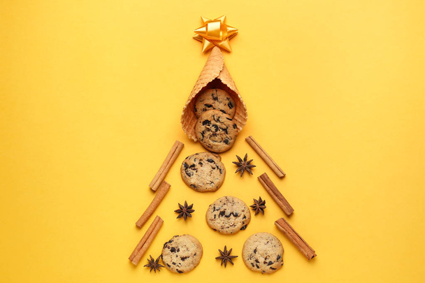 Kaunis koostumus joulukuusi valmistettu makeisia ja mausteita väri tausta
 - Valokuva, kuva