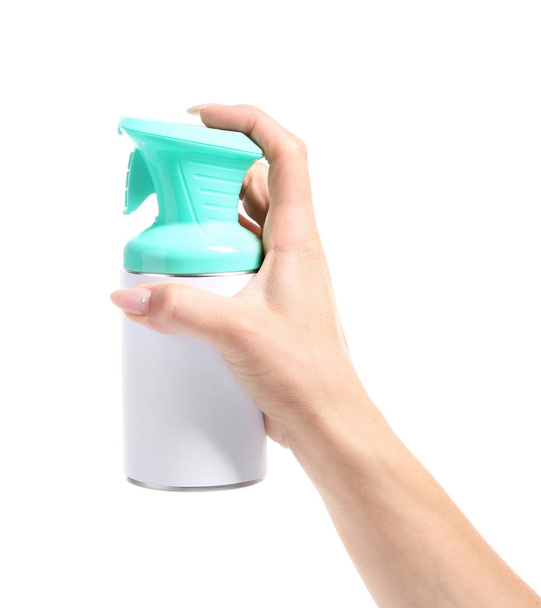 Θηλυκό χέρι με μπουκάλι αποσμητικό αέρα σε λευκό φόντο - Φωτογραφία, εικόνα