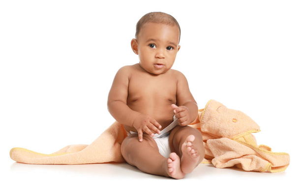 Lindo bebé afroamericano con toalla suave sobre fondo blanco
 - Foto, Imagen