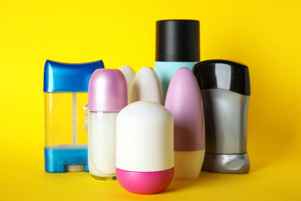 Set van verschillende deodorants op gele achtergrond - Foto, afbeelding
