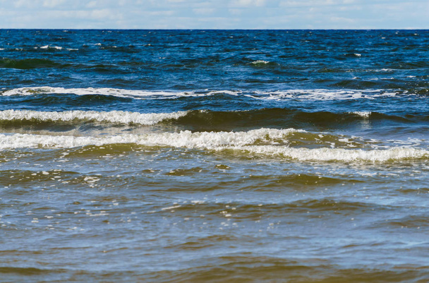 Wild seashore of the Baltic Sea with foam waves. - Foto, immagini