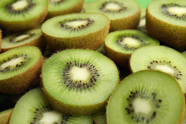 Helften van verse kiwi's als achtergrond, close-up - Foto, afbeelding