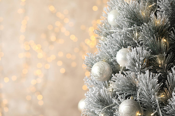 Hermoso árbol de Navidad con decoración contra luces borrosas en el fondo. Espacio para texto
 - Foto, imagen