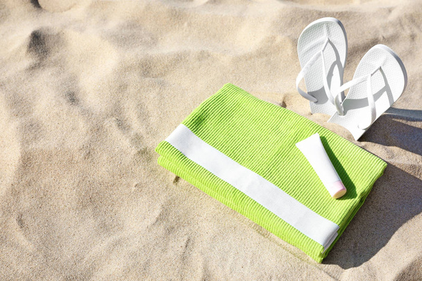 Set se stylovým plážovým příslušenstvím na písku. Mezera pro text - Fotografie, Obrázek