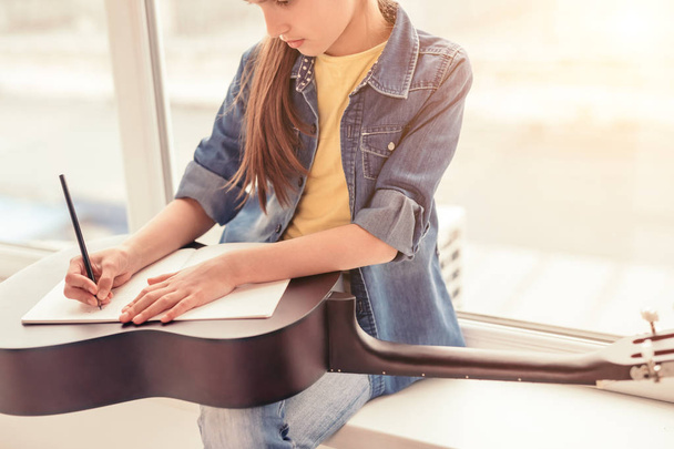 ギターでノートを作る作物の女の子 - 写真・画像