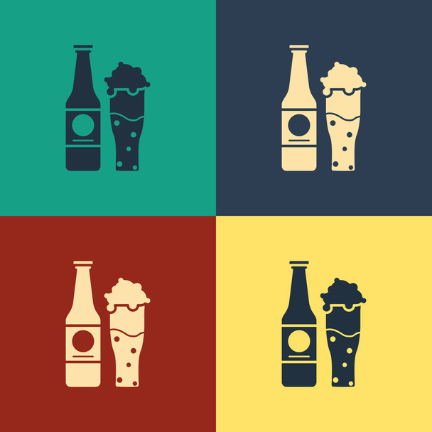 Kolor butelki piwa i szkła ikona izolowane na tle koloru. Alkohol napój symbol. Styl Vintage rysunek. Ilustracja wektorowa - Wektor, obraz