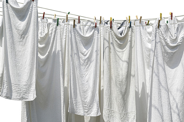 valkoiset pyyhkeet roikkuu pyykkinaru eristetty valkoinen
 - Valokuva, kuva