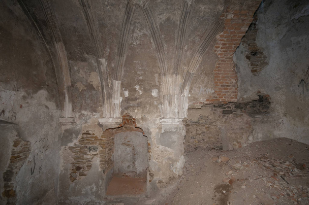 Vecchia chiesa cattolica romana abbandonata in rovina a Izyaslav
 - Foto, immagini
