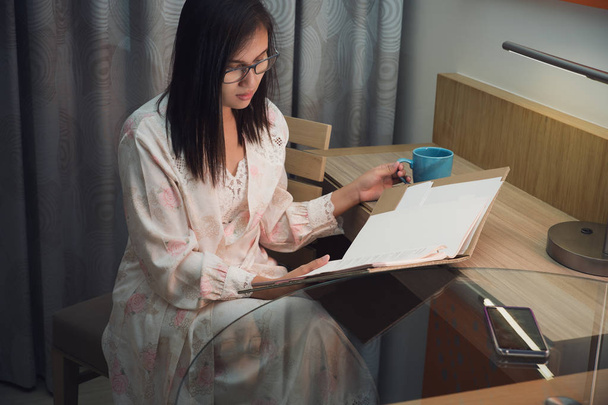 Mujer leyendo un documento - Foto, imagen