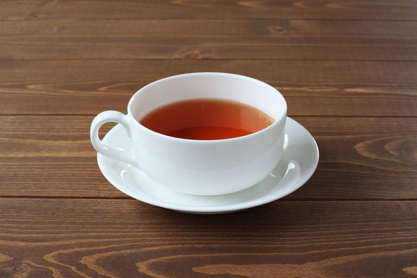 csésze tea izolált fából készült asztal - Fotó, kép