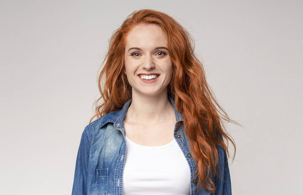 Portrait of beautiful redhead girl smiling to camera - Foto, afbeelding