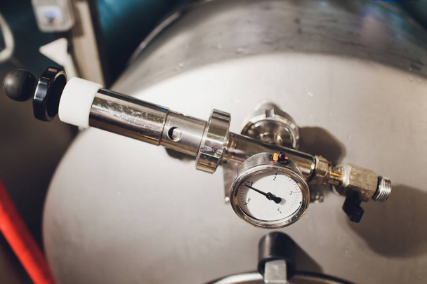 Craft beer brewing equipment in brewery Metal tanks, alcoholic drink production. - Foto, Bild